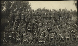 4th Infantry Division] Group photograph of officers of the 4th DP in Torun. Visible d-commander Gen. brg. F. Zarzycki next to Rev. Cpl. and Army inspector Maj. Gen. L. Siekierski and d.p.d. Col. St. Dowdyno-Sollokub. 1926 r.