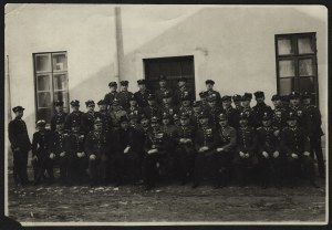 5th Horse Artillery Squadron] Group photograph of officers of the 5th D. A. K. in Cracow. Interwar period