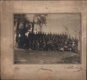 MOND Bernard gen.] 49 Huculski Pułk Strzelców. Fotografia korpusu oficerskiego oraz żołnierzy 49 PP, widoczny m.in. ppłk Bernard Mond. Lata 20. XX w.