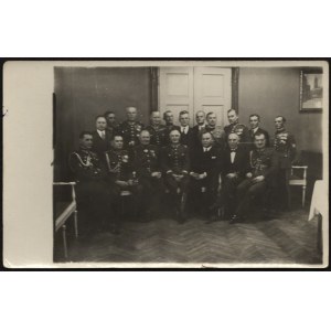 Okręg Korpusu nr III] Fotografia zbiorowa, widoczny d-ca Okręgu Korp. III Grodno, gen. Józef Olszyna-Wieleżyński w otoczeniu oficerów. Grodno 1938 r.
