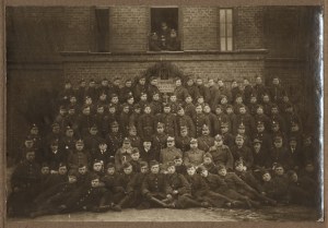 Infantry Reserve Cadet School] Photograph of students and staff of the School of Infantry Reserve Cadets. Interwar period,