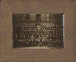 Infantry Reserve Cadet School] Photograph of students and staff of the School of Infantry Reserve Cadets. Interwar period,