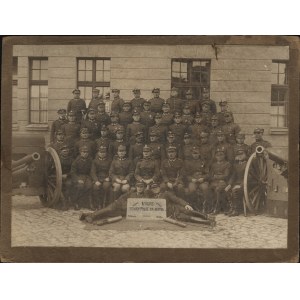 Szkoła Podoficerów Zawodowych Artylerii w Toruniu] Fotografia słuchaczy Szkoły Podoficerów Zawodowych Artylerii. Toruń 1925 [podpisy wojskowych na rewersie]