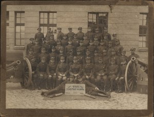 Szkoła Podoficerów Zawodowych Artylerii w Toruniu] Fotografia słuchaczy Szkoły Podoficerów Zawodowych Artylerii. Toruń 1925 [podpisy wojskowych na rewersie]