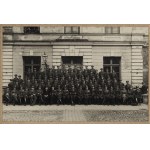 Warszawa, Centrum Wyszkolenia Sanitarnego] IV Turnus Szkoły Podchorążych Rezerwy Sanitarnej. Zdjęcie z dedykacją dla Dowódcy 2ej Kompanji p. Br. Jana Cierniaka. Fot. Jan Malarski Warszawa, Chmielna 10.