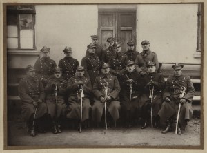 12 Kresowy pułk artylerii lekkiej] Fotografia dowódcy 12 PAL, Ottona Axmanna z kadrą oficerską [nie po 1925 r.]