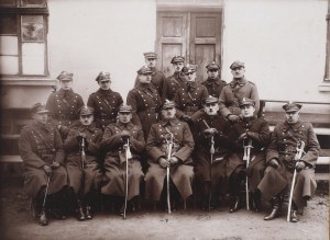 12 Kresowy pułk artylerii lekkiej] Fotografia dowódcy 12 PAL, Ottona Axmanna z kadrą oficerską [nie po 1925 r.]