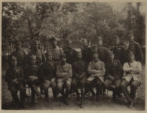 Polish Army] Staff photograph of the School of Artillery Shooting accompanied by senior artillery officers, including French officers. Torun 1922 [visible among others Colonel Otton Axmann, also French officers].