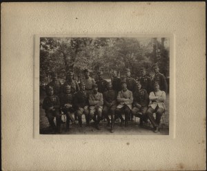 Polish Army] Staff photograph of the School of Artillery Shooting accompanied by senior artillery officers, including French officers. Torun 1922 [visible among others Colonel Otton Axmann, also French officers].
