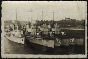 MARYNARKA WOJENNA, Port of War in Gdynia] Photograph of 3 Polish torpedo boats. ORP Krakowiak, ORP Podhalanin, ORP Ślązak. Gdynia, 23 May 1935