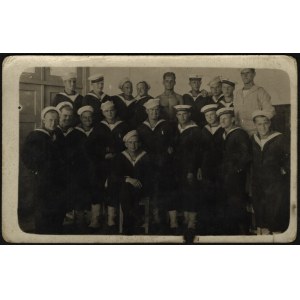 MARYNARKA WOJENNA] Fotografia grupy marynarzy. Gdynia, 2 V 1934.
