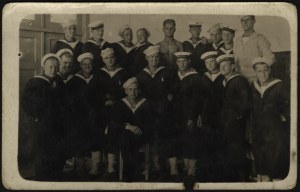 MARYNARKA WOJENNA] Fotografia grupy marynarzy. Gdynia, 2 V 1934.