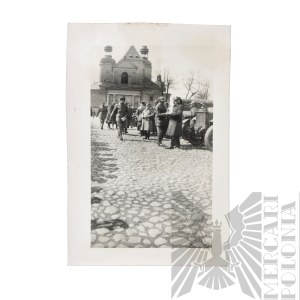 II RP Fotografia Samochodów Wojska Polskiego Przed Kolegiatą w Łowiczu