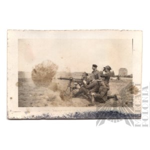 II RP Fotografia Oficerów Wojska Polskiego Podczas Strzelania z Ciężkiego Karabinu Maszynowego Schwarzlose M.7/12