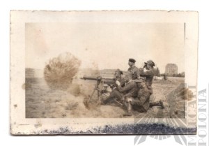 II RP Photograph of Polish Army Officers While Firing a Schwarzlose M.7/12 Heavy Machine Gun