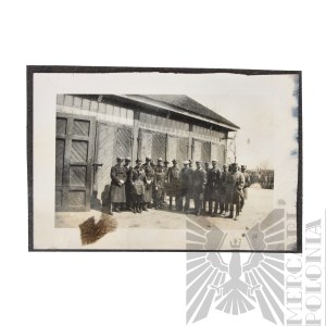 II RP Fotografia Oficerów Przed Garażami Wojska Zmotoryzowane(?) - Rogatywki, Płaszcze wz.19 wz.24