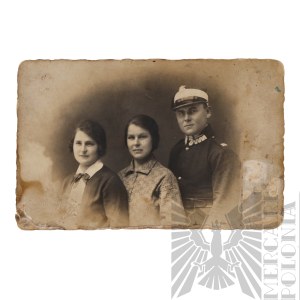 II RP Fotografia Studyjna Żołnierza 24 Pułku Ułanów z Rodziną - Proporczyki, Rogatywka