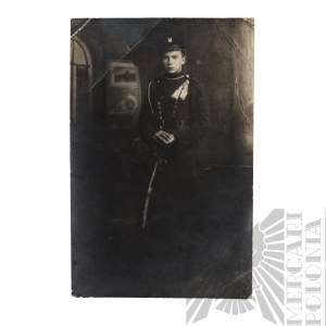 II RP Fotografia Studyjna Żołnierza Kawalerii - Kurtka Ułanka wz.17, Szabla Wz.17(?)