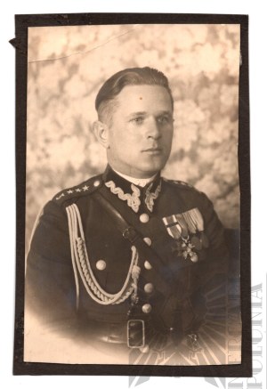 II RP Portrait Photograph of Captain 3rd Infantry Regiment? Cross of Valor, Cross of Merit
