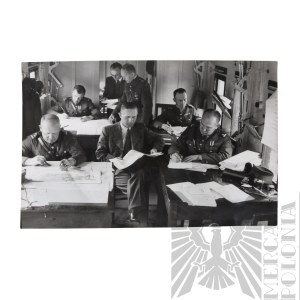 II RP Fotografia Oficerów Wojska Polskiego Podczas Pracy Nad Mapami - Krzyż Walecznych, Virtuti Militari
