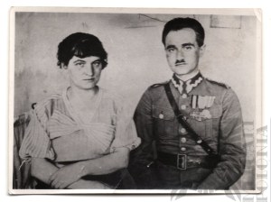 II RP Photograph of Officer with Partner Awarded the Virtuti Militari Cross of Valour.