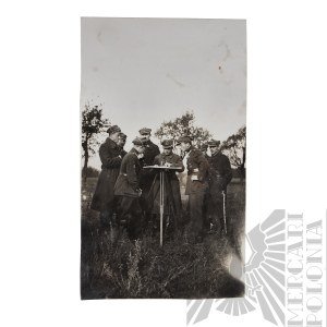 II RP Fotografia Oficerów Przy Stole Kartograficznym