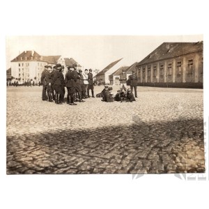 II RP Fotografia Żołnierzy Wojska Polskiego Na Rynku z Karabinem Maszynowym MG08
