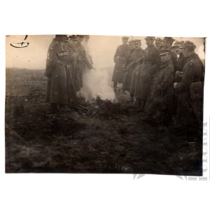II RP Fotografia Oficerów Wojska Polskiego Przy Ognisku