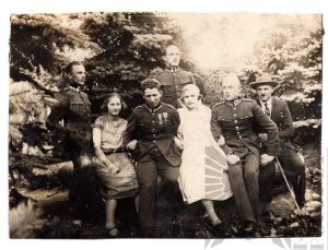 II RP Photograph of Polish Army Soldiers During Tour with Civilians - Virtuti Militari, Cross of Valour