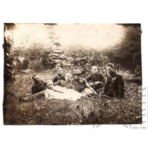 II RP Fotografia Żołnierzy Wojska Polskiego Podczas Odpoczynku - Virtuti Militari, Krzyż Walecznych