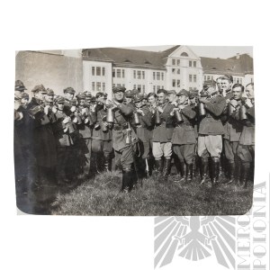 II RP Fotografia Żołnierzy Wojska Polskiego Podczas Szkolenia Używania Masek Przeciwgazowych - Szabla, Rogatywki, Maski, Puszki Na Maski Przeciwgazowe