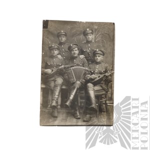 II RP Fotografia Grupowa Żołnierzy Wojska Polskiego z Instrumentami - Czapka w Typie Maciejówka, Orzeł