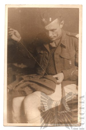 PSZnZ Photograph of Plutego of the 4th Infantry Division While Making Tailoring Corrections - Badge of the 2nd Infantry Rifle Division, Eagle