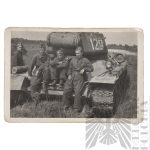 LWP/PRL Fotografia Czołgu T-34 z Załogą Numer 129 1 Warszawska Brygada Pancerna(?)