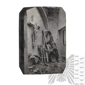 Austro-Węgry Fotografia Żołnierza Armii Austro-Węgierskiej w Zniszczonym Kościele