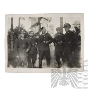 [KIEŁBASA] II RP Fotografia Żołnierzy Korpusu Ochrony Pogranicza w Sapożynie pod Pomnikiem Wdzięczności Ludności Kresowej Dla Korpusu Ochrony Pogranicza - Stefan Kiełbasa Korpus Ochrony Pogranicza Batalion Hoszcza - Sapożyn