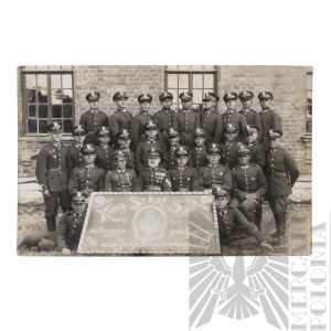 [KIEŁBASA] II RP Fotografia Kompanii Szkolnej Centralnej Szkole Podoficerskiej KOP - Krzyż Walecznych, Odznaka KOP, Czapki,