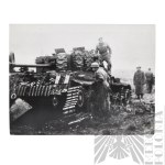 [ZŁOTOROWICZ] PSZnZ Odbitka Fotografii Ewakuacji Rannych z Czołgu Cromwell