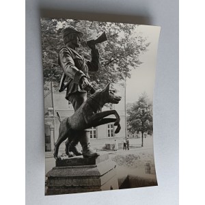STRZELCE OPOLSKIE, STRZELEC, RZEŹBA NA STUNI W RYNKU, MAŁY NAKŁAD