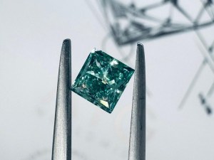 NATURAL POLISHED DIAMOND 0.8 FANCY VIVID GREEN - GEMMOLOGICAL CERTIFICATE* - SI1 - AIG - C30610-2