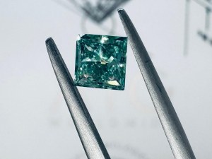 NATURAL POLISHED DIAMOND 0.8 FANCY VIVID GREEN - GEMMOLOGICAL CERTIFICATE* - SI1 - AIG - C30610-2