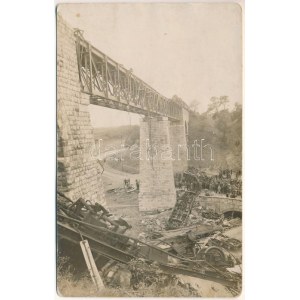 1931 Biatorbágy, Torbágy; Felrobbantott vasúti híd Matuska Szilveszter merénylete után, mozdony maradványok...