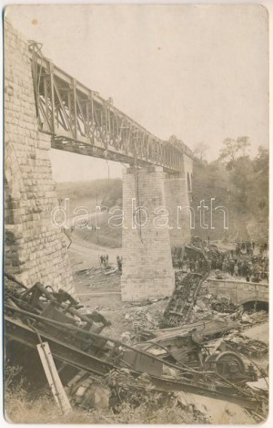 1931 Biatorbágy, Torbágy; Felrobbantott vasúti híd Matuska Szilveszter merénylete után, mozdony maradványok...