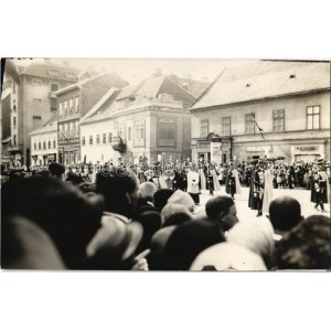 1927 Budapest, Szent István Ünnep augusztus 20-án, felvonulás az utcán, fehérnemű tisztító és tejüzem. photo (Rb...