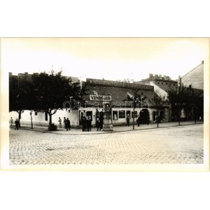 Budapest II. Margit körút 89. Vendéglő, Kőbányai Polgári Serfőző R.T. sörei, hirdetőoszlop Zwack Unicum reklámmal...