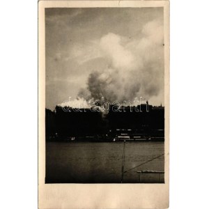 Budapest V. Hotel Duna palota (Ritz), égő épületek a második világháborúban, több napig lángolt, gőzhajók. photo (EK...