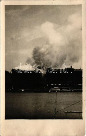 Budapest V. Hotel Duna palota (Ritz), égő épületek a második világháborúban, több napig lángolt, gőzhajók. photo (EK...
