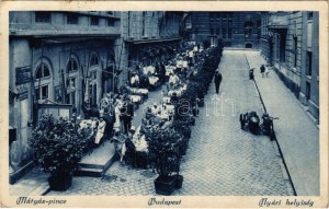 1928 Budapest V. Mátyás pince, nyári helyiség, oldalkerekes motorkerékpár, vendégek és pincérek...