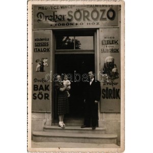 Eger, Medvecz Vince italmérése A Török főhöz, kocsma, Dreher söröző, előtte a tulajdonos és családja...