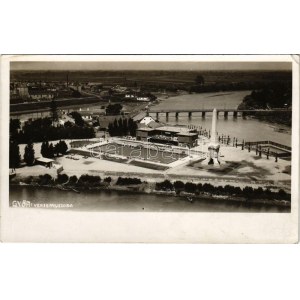 1931 Győr, Cziráky tér a versenyuszodával, fürdőzők, napozók, híd. photo (EK)